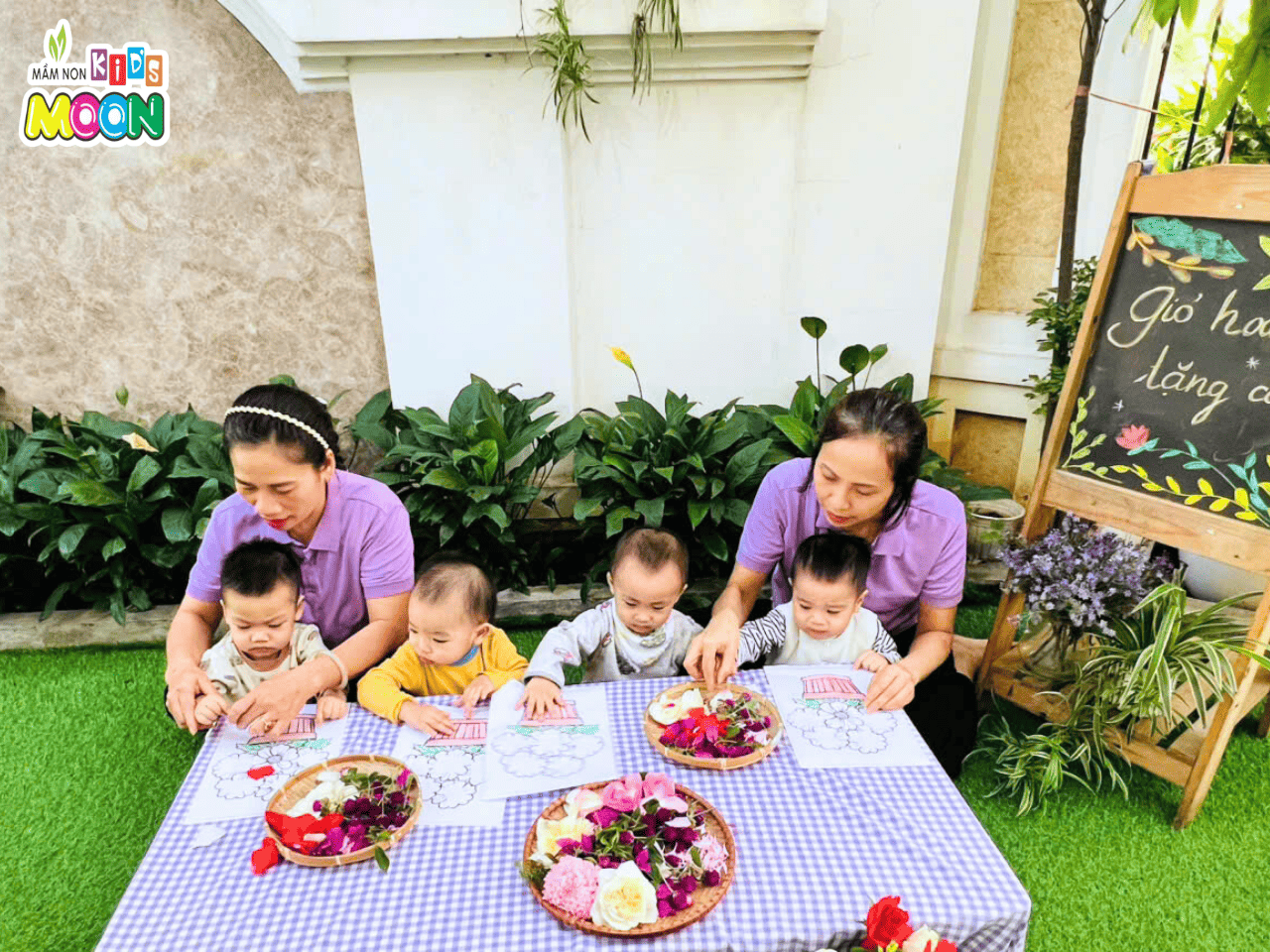 TIẾT HỌC TẠO HÌNH “GIỎ HOA TẶNG CÔ” TIẾT HỌC TẠO HÌNH “GIỎ HOA TẶNG CÔ” - Mầm Non Kid's Moon