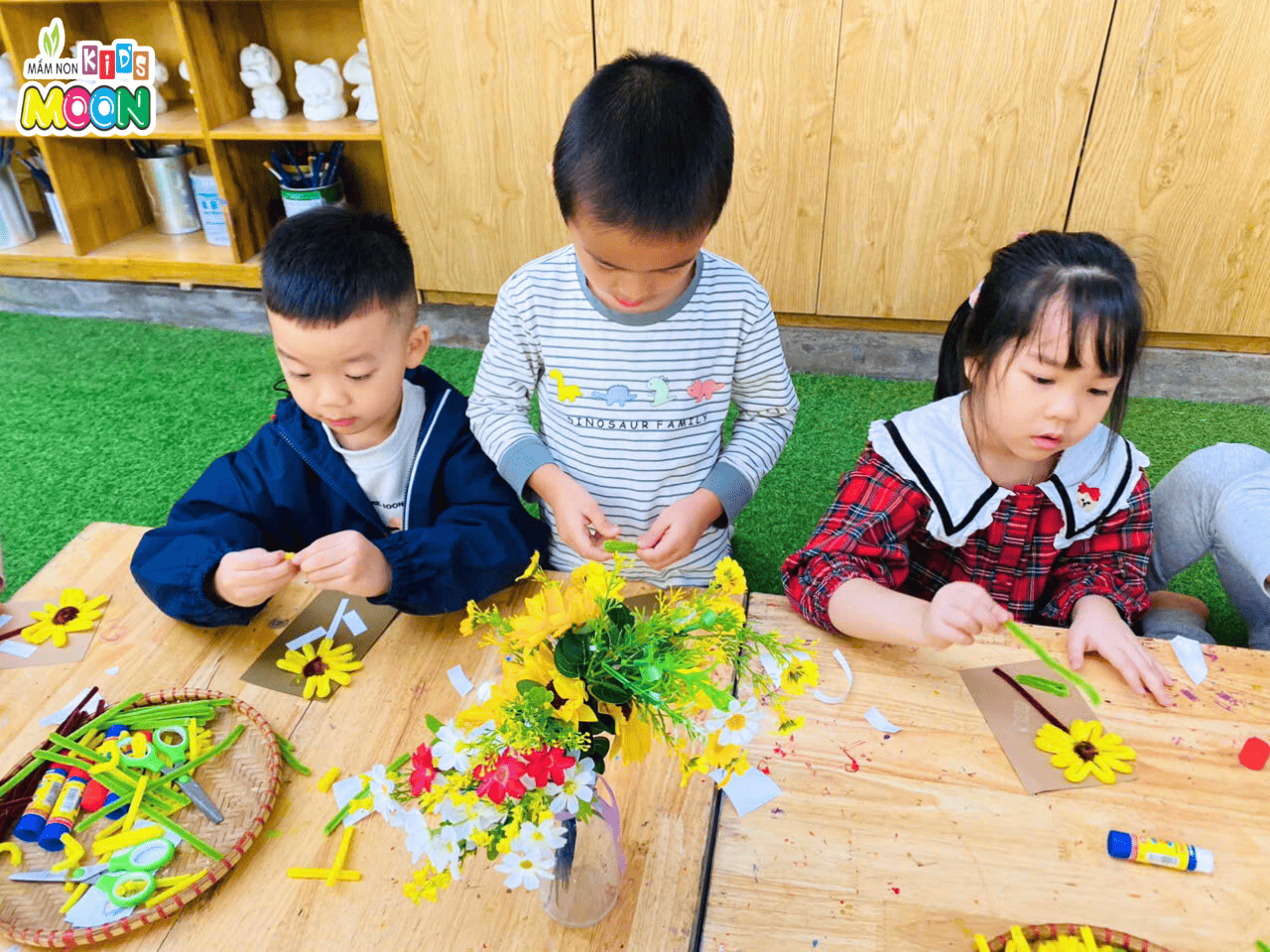 TIẾT HỌC TẠO HÌNH “LÀM THIỆP TẶNG CÔ” TIẾT HỌC TẠO HÌNH “LÀM THIỆP TẶNG CÔ” - Mầm Non Kid's Moon