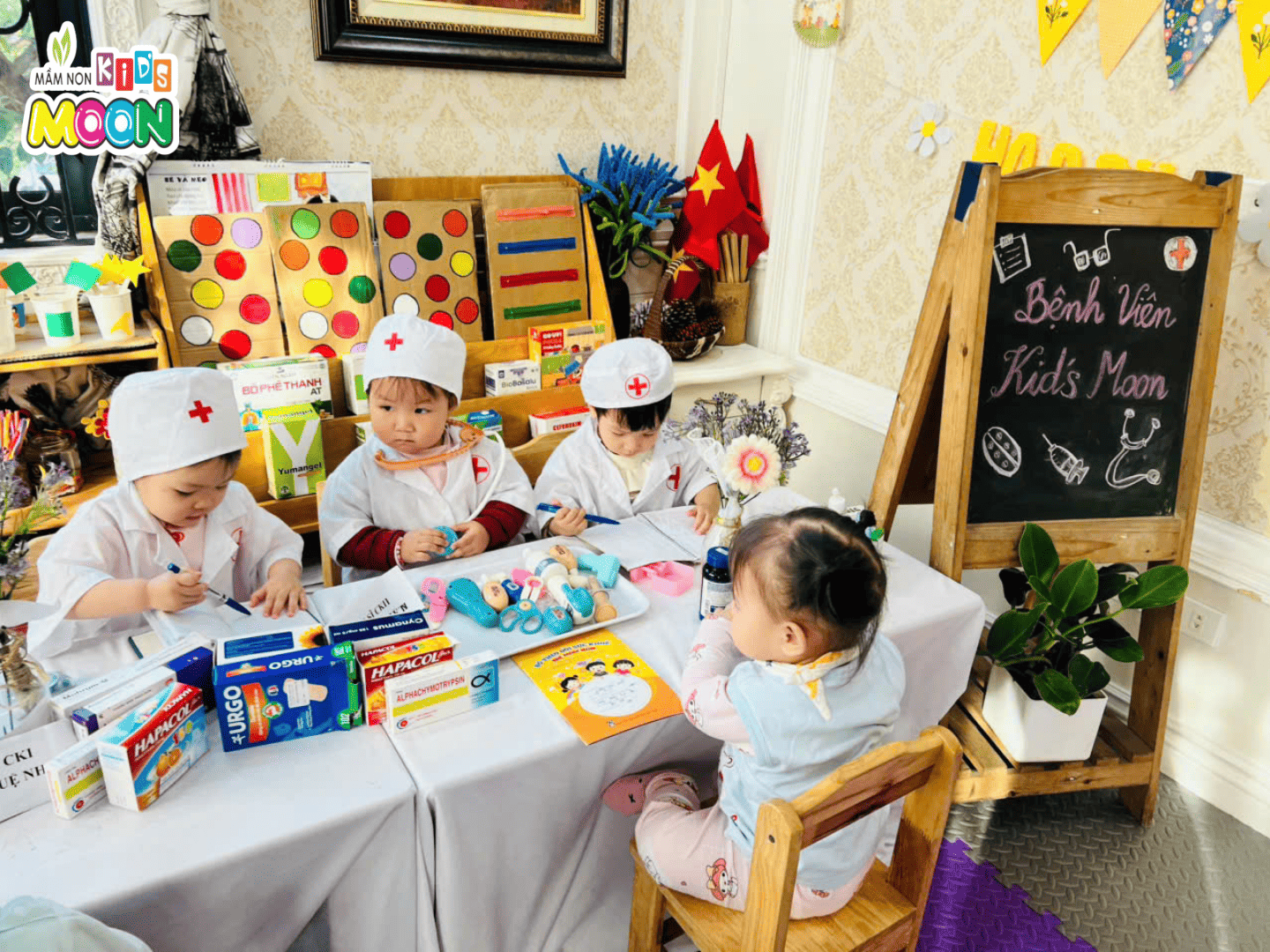 HOẠT ĐỘNG TRẢI NGHIỆM “BÉ LÀM BÁC SĨ” TẠI MẦM NON KID'S MOON HOẠT ĐỘNG TRẢI NGHIỆM “BÉ LÀM BÁC SĨ” TẠI MẦM NON KID'S MOON - Mầm Non Kid's Moon