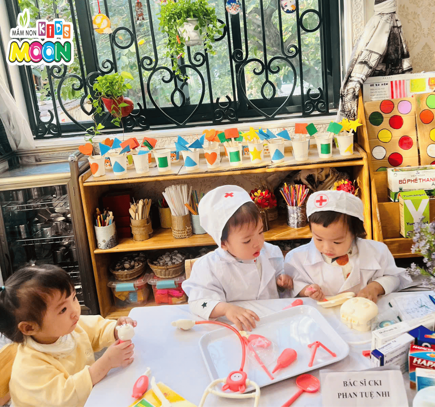 HOẠT ĐỘNG TRẢI NGHIỆM “BÉ LÀM BÁC SĨ” TẠI MẦM NON KID'S MOON HOẠT ĐỘNG TRẢI NGHIỆM “BÉ LÀM BÁC SĨ” TẠI MẦM NON KID'S MOON - Mầm Non Kid's Moon