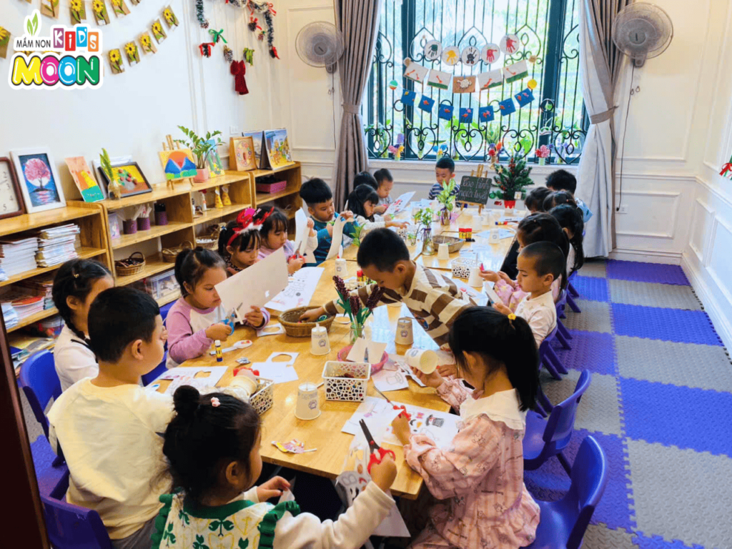 TIẾT HỌC TẠO HÌNH: NGƯỜI TUYẾT DỄ THƯƠNG TIẾT HỌC TẠO HÌNH: NGƯỜI TUYẾT DỄ THƯƠNG - Mầm Non Kid's Moon