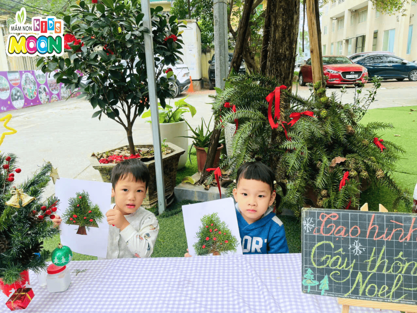 TIẾT HỌC TẠO HÌNH: “CÂY THÔNG NOEL” TIẾT HỌC TẠO HÌNH: “CÂY THÔNG NOEL” - Mầm Non Kid's Moon