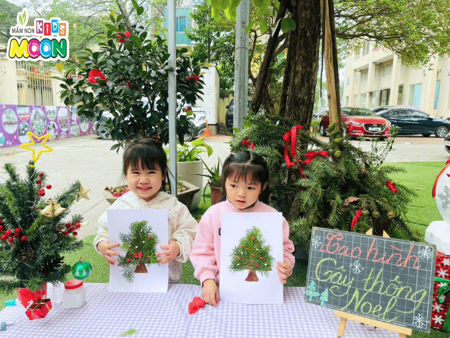 TIẾT HỌC TẠO HÌNH: “CÂY THÔNG NOEL” TIẾT HỌC TẠO HÌNH: “CÂY THÔNG NOEL” - Mầm Non Kid's Moon