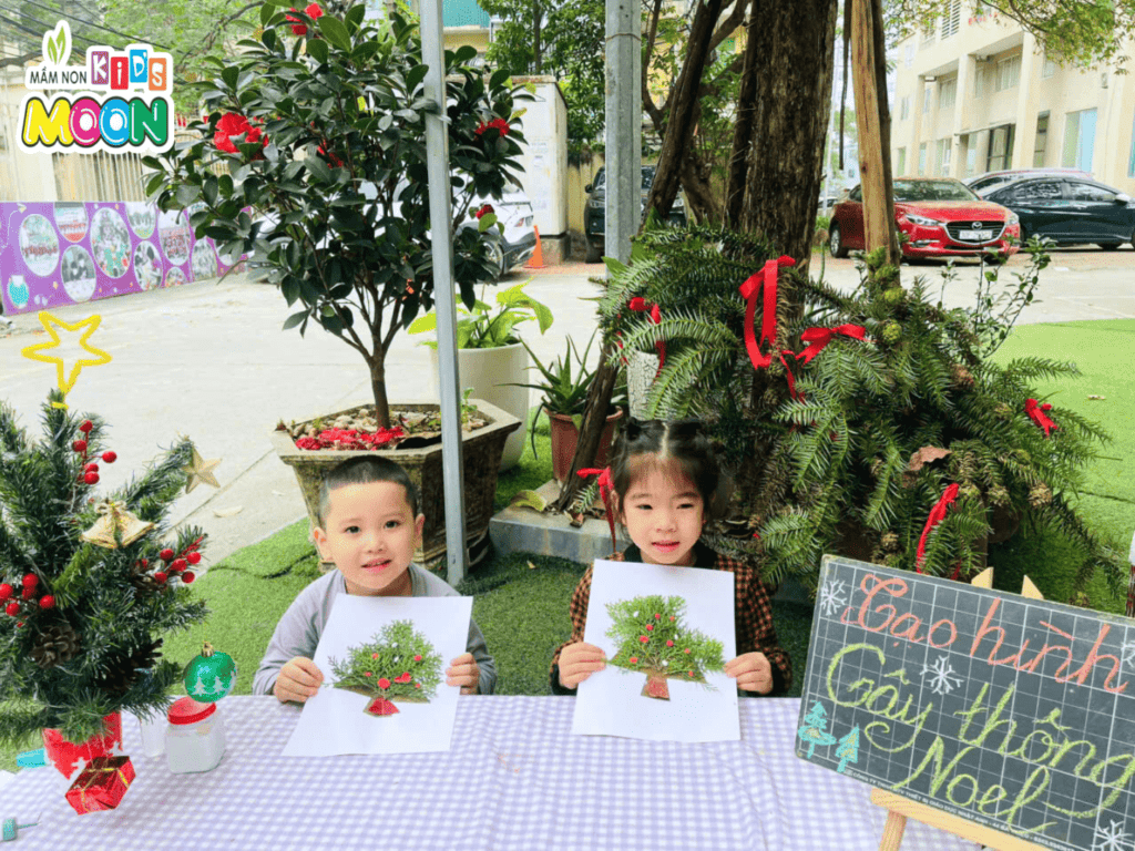 TIẾT HỌC TẠO HÌNH: “CÂY THÔNG NOEL” TIẾT HỌC TẠO HÌNH: “CÂY THÔNG NOEL” - Mầm Non Kid's Moon