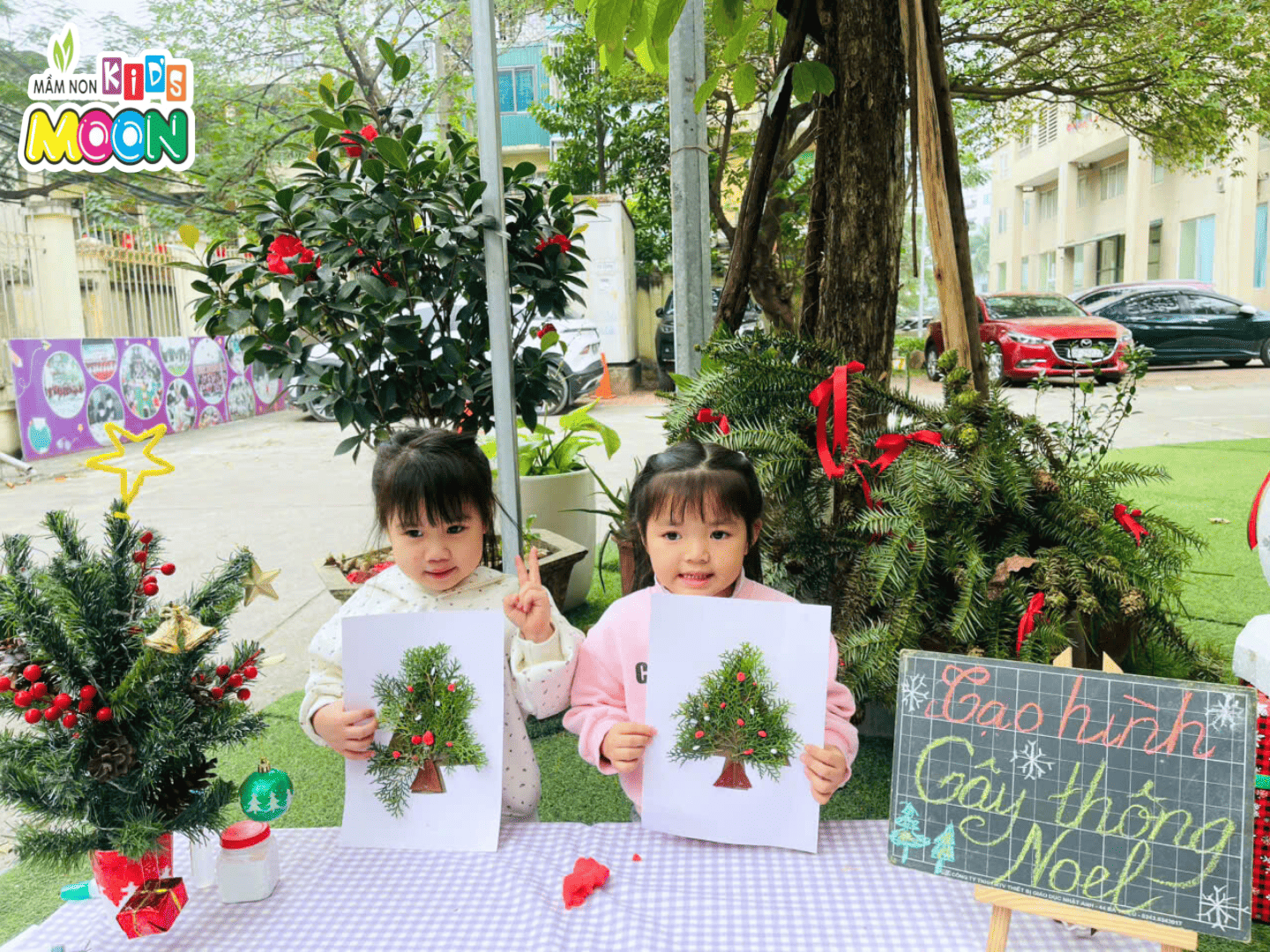 TIẾT HỌC TẠO HÌNH: “CÂY THÔNG NOEL” TIẾT HỌC TẠO HÌNH: “CÂY THÔNG NOEL” - Mầm Non Kid's Moon