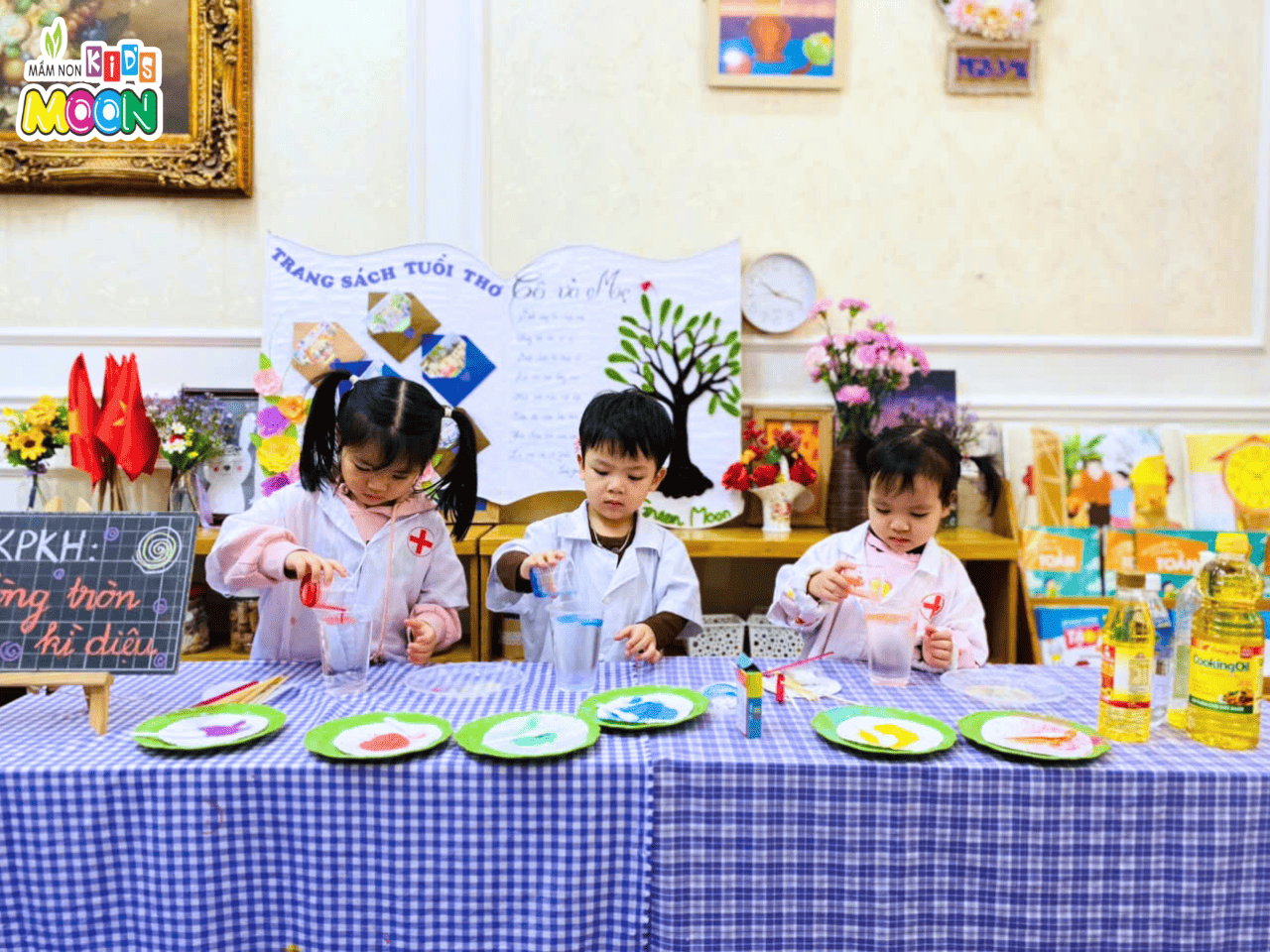 KHÁM PHÁ KHOA HỌC – “VÒNG TRÒN KÌ DIỆU” ĐẦY HỨNG THÚ CỦA CÁC BÉ KHÁM PHÁ KHOA HỌC – “VÒNG TRÒN KÌ DIỆU” ĐẦY HỨNG THÚ CỦA CÁC BÉ - Mầm Non Kid's Moon