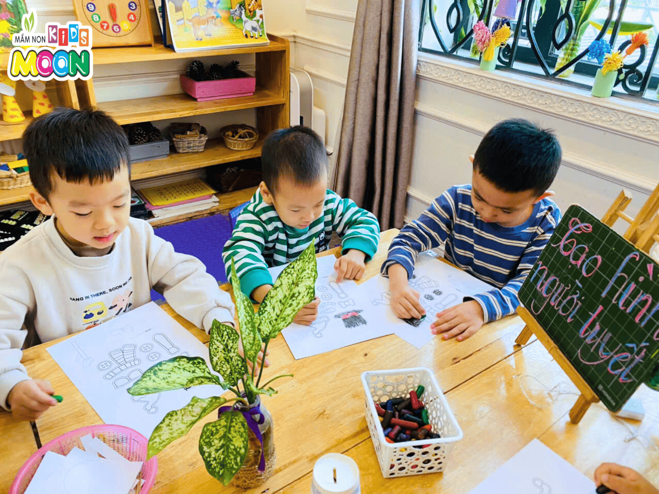 TIẾT HỌC TẠO HÌNH: NGƯỜI TUYẾT DỄ THƯƠNG TIẾT HỌC TẠO HÌNH: NGƯỜI TUYẾT DỄ THƯƠNG - Mầm Non Kid's Moon