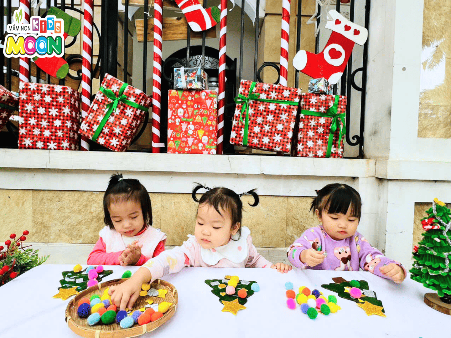HOẠT ĐỘNG TẠO HÌNH: TRANG TRÍ CÂY THÔNG NOEL HOẠT ĐỘNG TẠO HÌNH: TRANG TRÍ CÂY THÔNG NOEL - Mầm Non Kid's Moon