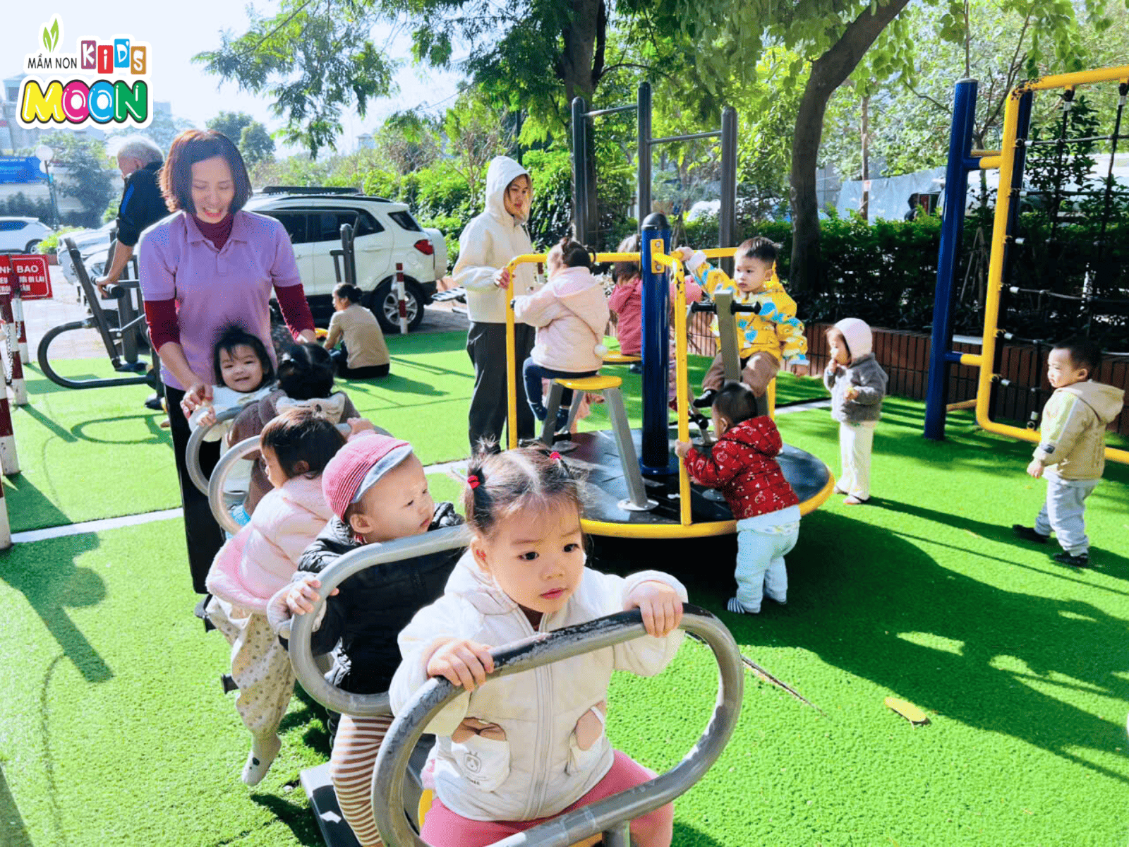 HOẠT ĐỘNG: VUI CHƠI NGOÀI TRỜI HOẠT ĐỘNG: VUI CHƠI NGOÀI TRỜI - Mầm Non Kid's Moon