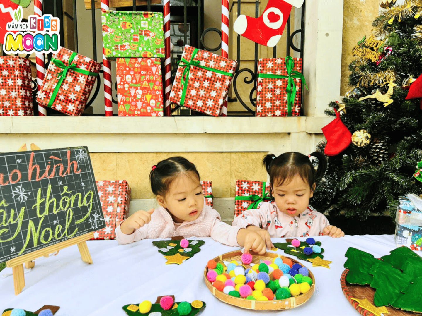 HOẠT ĐỘNG TẠO HÌNH: TRANG TRÍ CÂY THÔNG NOEL HOẠT ĐỘNG TẠO HÌNH: TRANG TRÍ CÂY THÔNG NOEL - Mầm Non Kid's Moon