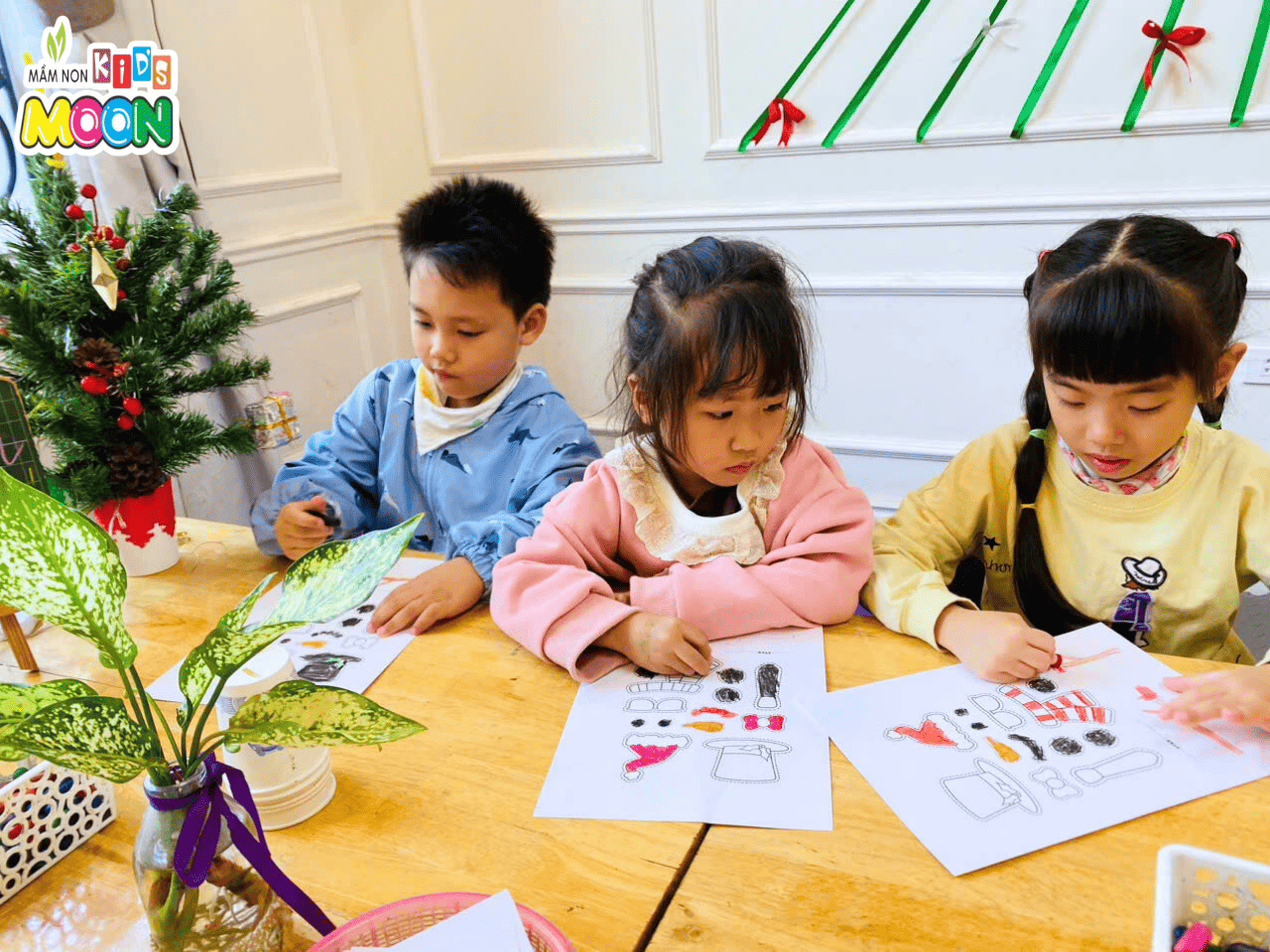 TIẾT HỌC TẠO HÌNH: NGƯỜI TUYẾT DỄ THƯƠNG TIẾT HỌC TẠO HÌNH: NGƯỜI TUYẾT DỄ THƯƠNG - Mầm Non Kid's Moon