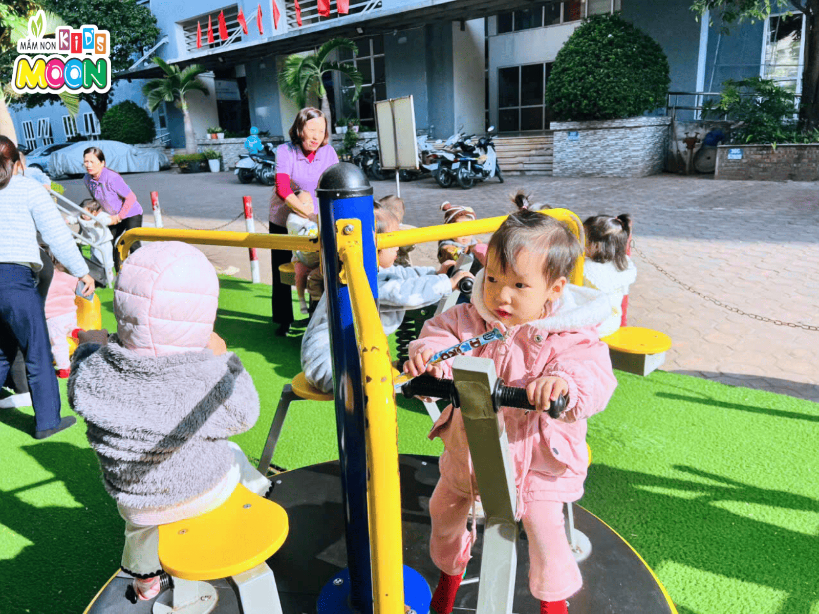 HOẠT ĐỘNG: VUI CHƠI NGOÀI TRỜI HOẠT ĐỘNG: VUI CHƠI NGOÀI TRỜI - Mầm Non Kid's Moon