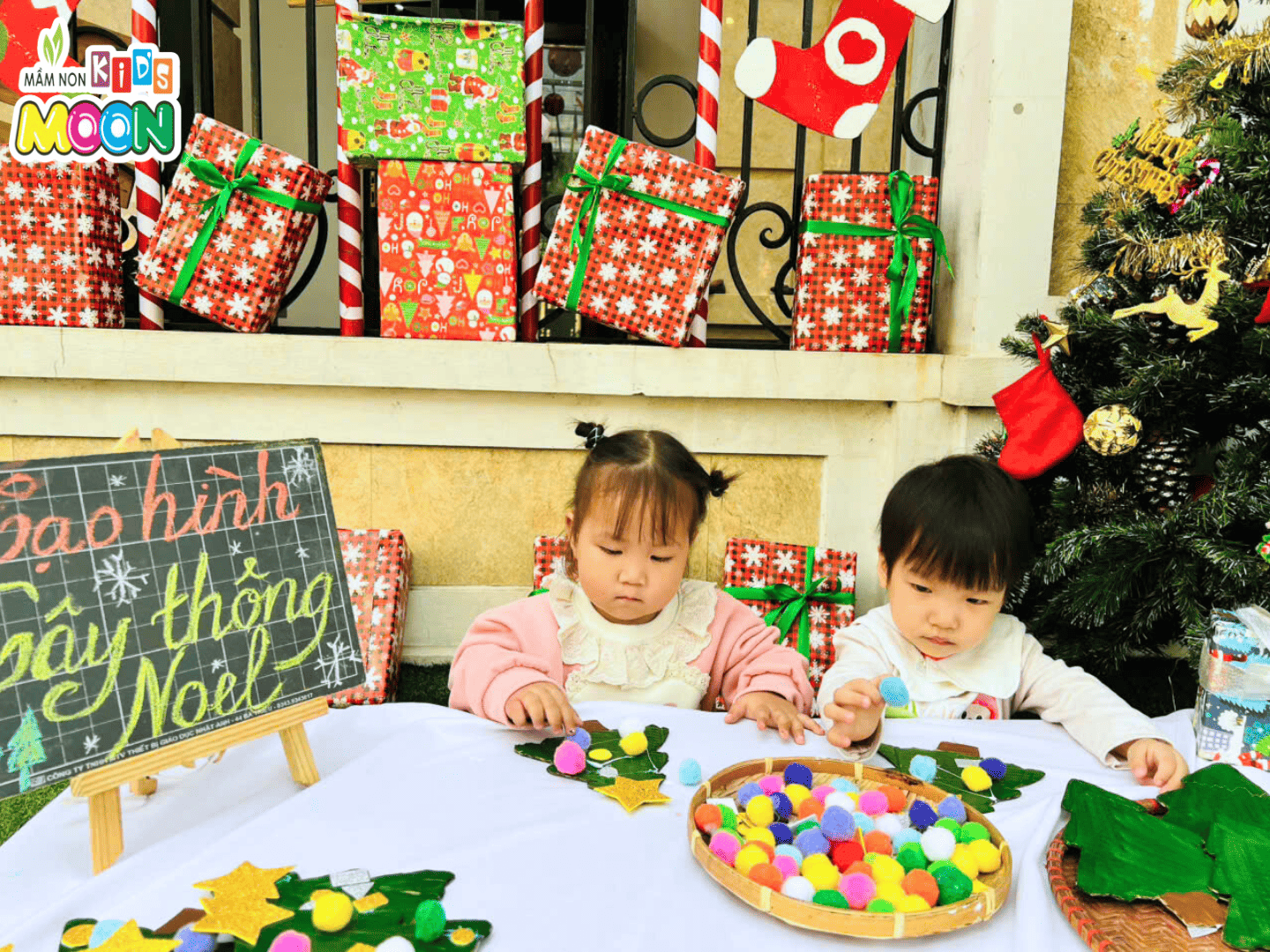 HOẠT ĐỘNG TẠO HÌNH: TRANG TRÍ CÂY THÔNG NOEL HOẠT ĐỘNG TẠO HÌNH: TRANG TRÍ CÂY THÔNG NOEL - Mầm Non Kid's Moon