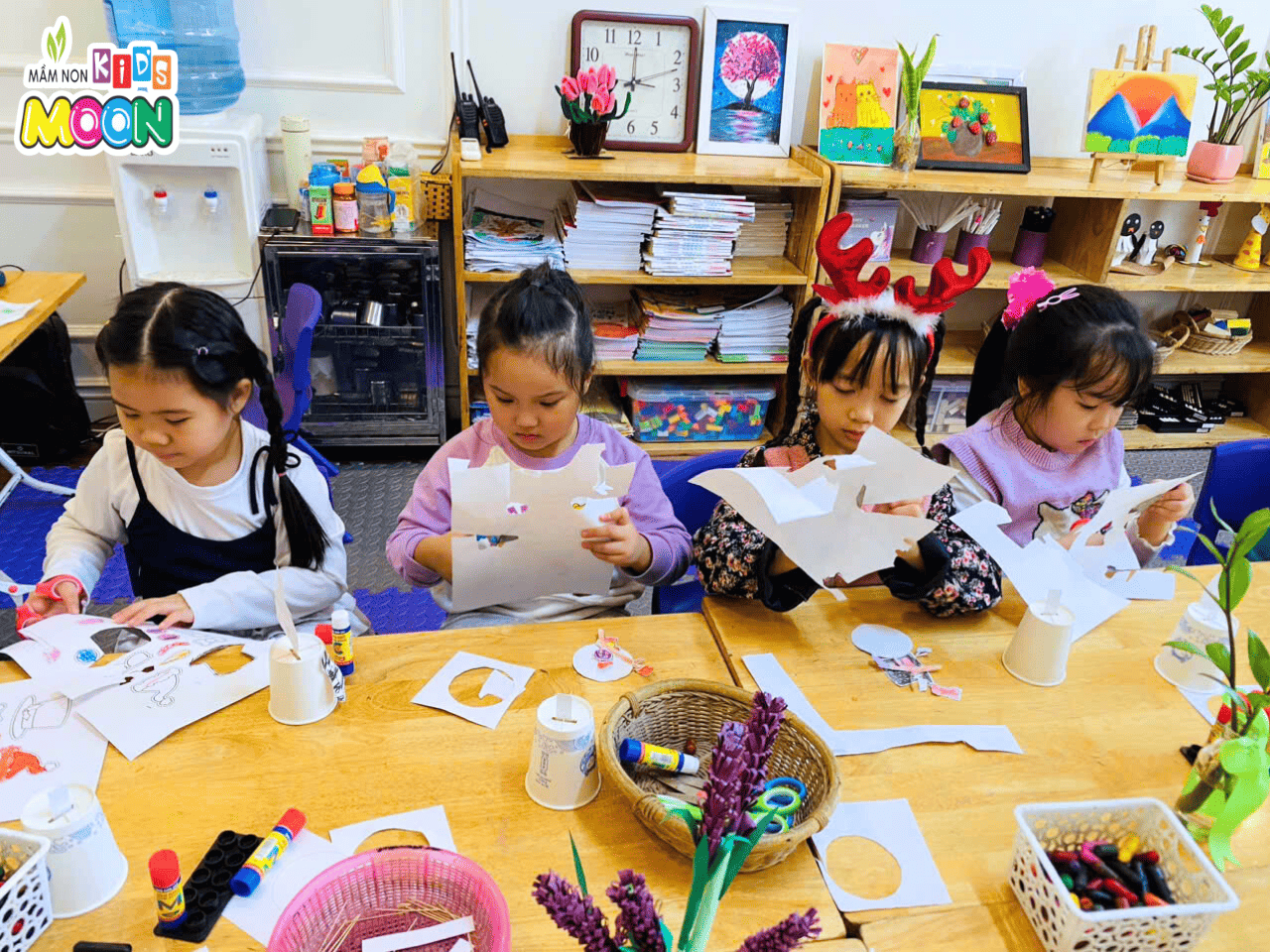 TIẾT HỌC TẠO HÌNH: NGƯỜI TUYẾT DỄ THƯƠNG TIẾT HỌC TẠO HÌNH: NGƯỜI TUYẾT DỄ THƯƠNG - Mầm Non Kid's Moon