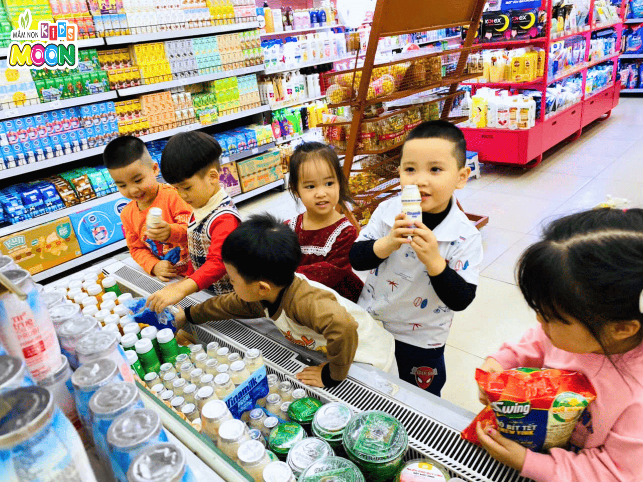 BÉ ĐI SIÊU THỊ – HỌC CÁCH TỰ LẬP TỪ NHỮNG ĐIỀU NHỎ NHẤT BÉ ĐI SIÊU THỊ – HỌC CÁCH TỰ LẬP TỪ NHỮNG ĐIỀU NHỎ NHẤT - Mầm Non Kid's Moon