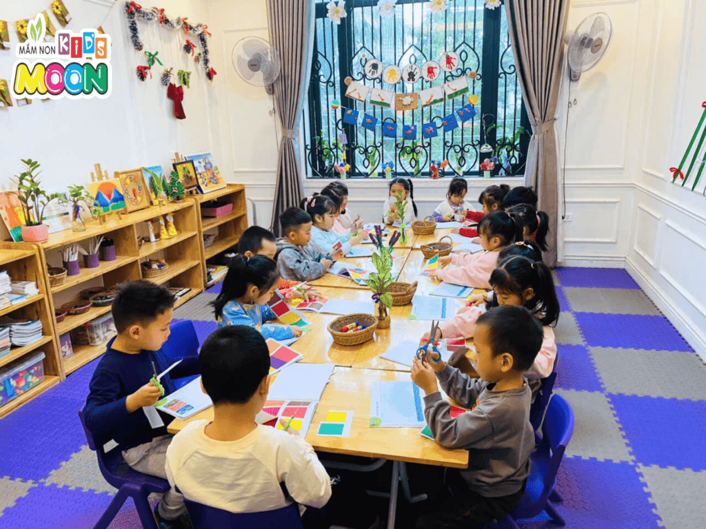 TIẾT TẠO HÌNH: CẮT DÁN THUYỀN BUỒM TIẾT TẠO HÌNH: CẮT DÁN THUYỀN BUỒM - Mầm Non Kid's Moon