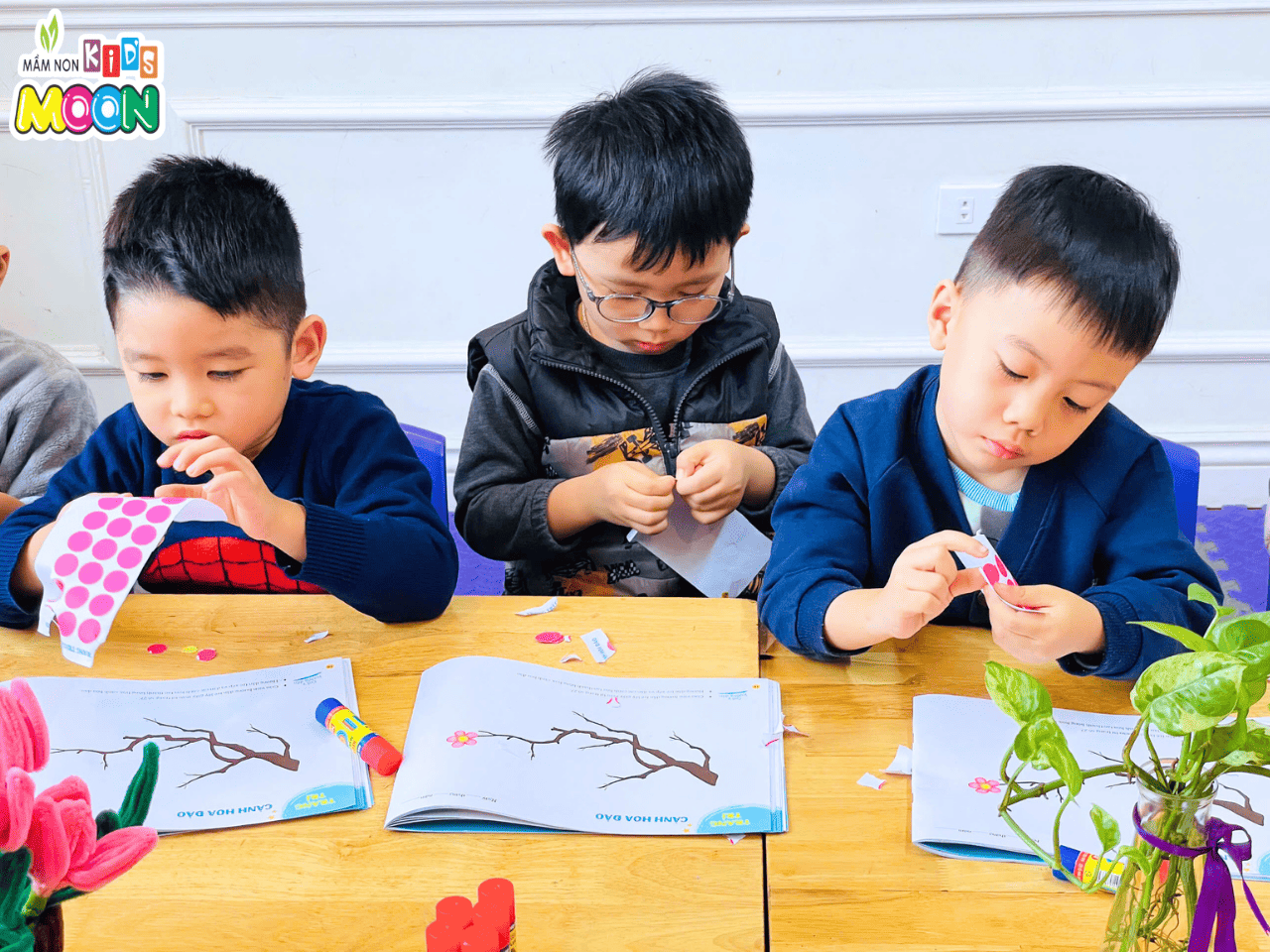 KHI MÙA XUÂN NỞ HOA TRÊN TỪNG ĐÔI TAY NHỎ KHI MÙA XUÂN NỞ HOA TRÊN TỪNG ĐÔI TAY NHỎ - Mầm Non Kid's Moon