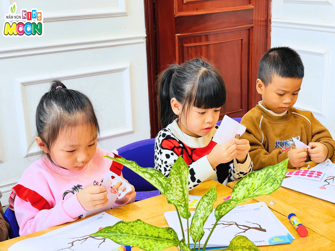 KHI MÙA XUÂN NỞ HOA TRÊN TỪNG ĐÔI TAY NHỎ KHI MÙA XUÂN NỞ HOA TRÊN TỪNG ĐÔI TAY NHỎ - Mầm Non Kid's Moon