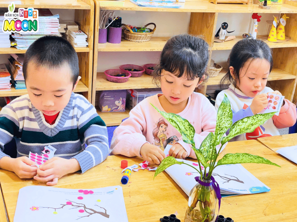 KHI MÙA XUÂN NỞ HOA TRÊN TỪNG ĐÔI TAY NHỎ KHI MÙA XUÂN NỞ HOA TRÊN TỪNG ĐÔI TAY NHỎ - Mầm Non Kid's Moon