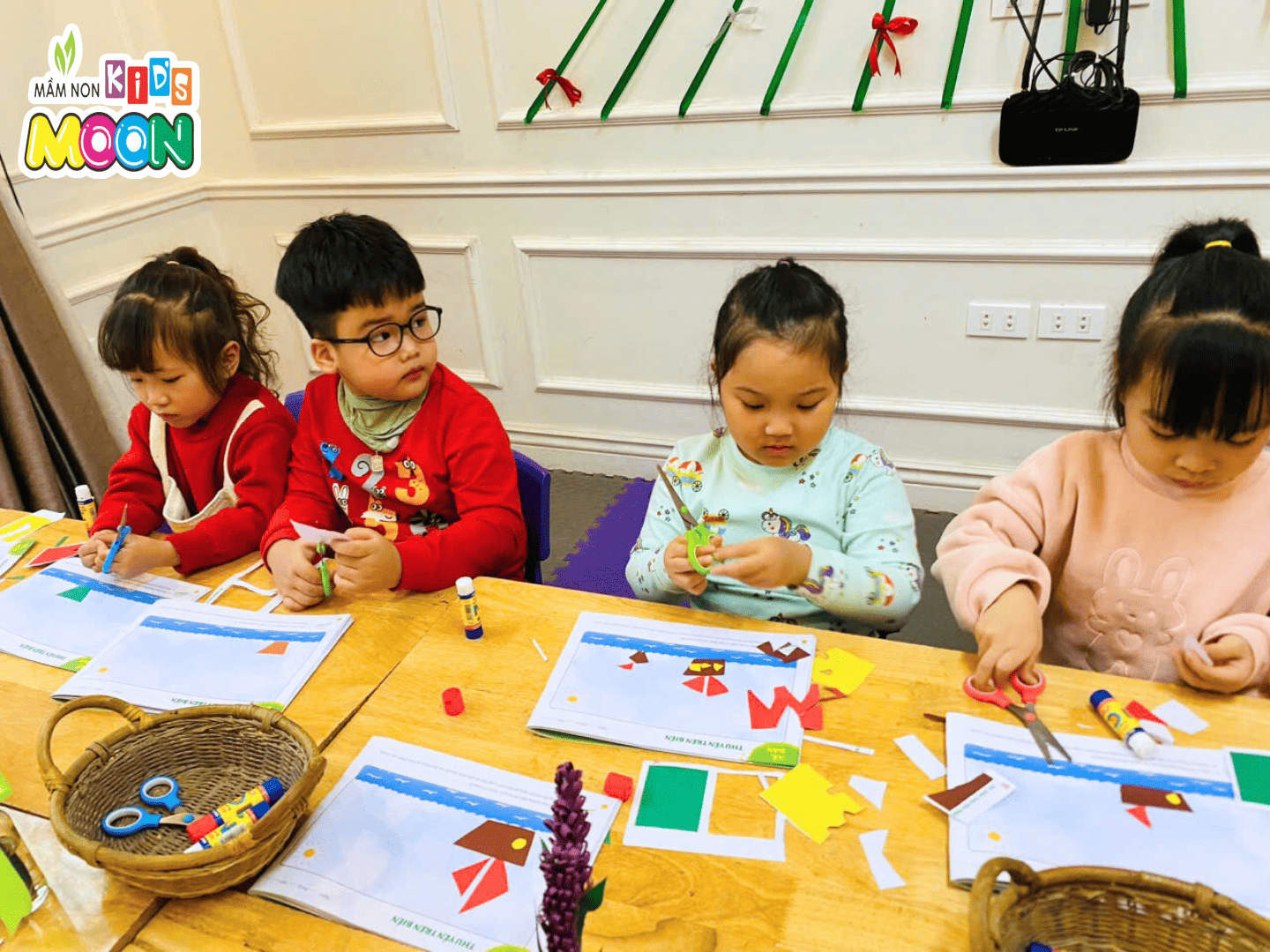 TIẾT TẠO HÌNH: CẮT DÁN THUYỀN BUỒM TIẾT TẠO HÌNH: CẮT DÁN THUYỀN BUỒM - Mầm Non Kid's Moon