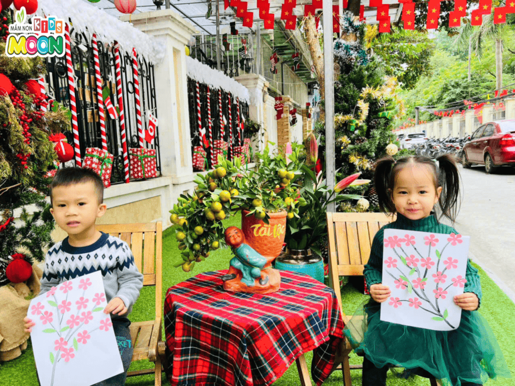 TIẾT HỌC TẠO HÌNH “HOA ĐÀO” – ĐÔI TAY NHỎ, MÙA XUÂN TO TIẾT HỌC TẠO HÌNH “HOA ĐÀO” – ĐÔI TAY NHỎ, MÙA XUÂN TO - Mầm Non Kid's Moon