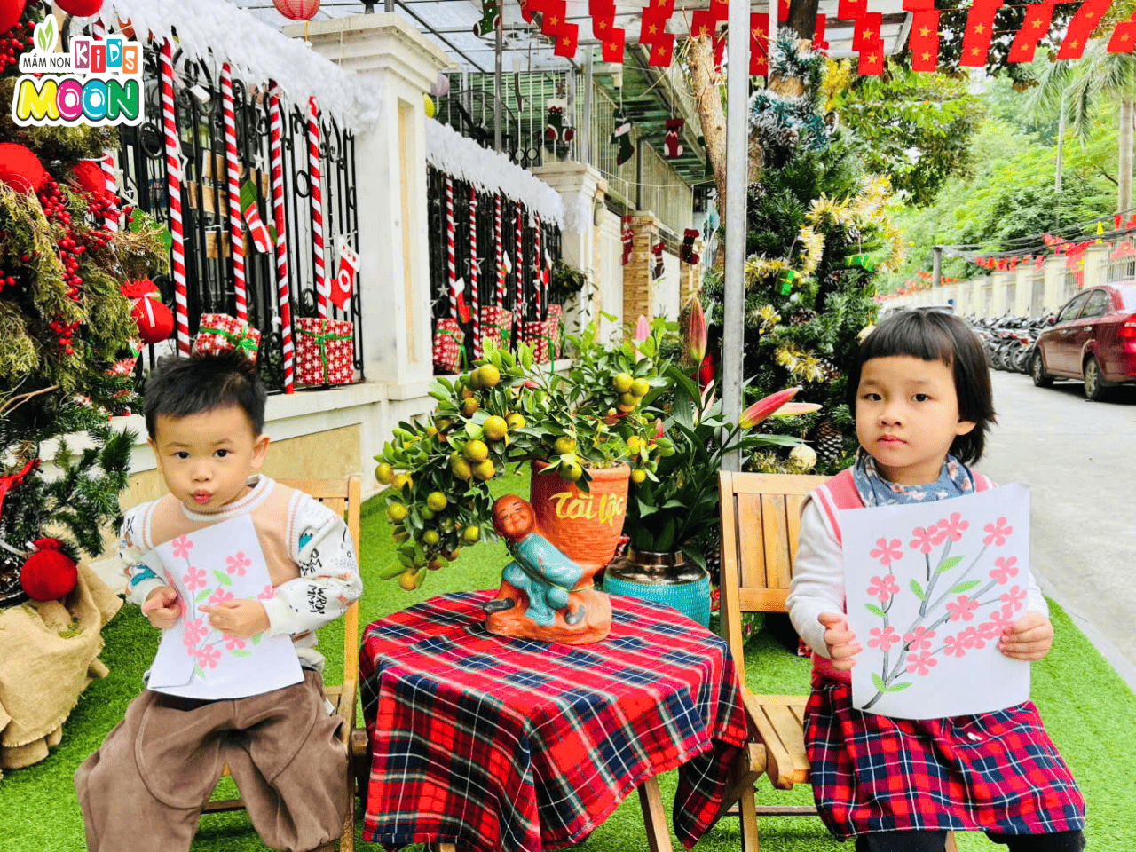 TIẾT HỌC TẠO HÌNH “HOA ĐÀO” – ĐÔI TAY NHỎ, MÙA XUÂN TO TIẾT HỌC TẠO HÌNH “HOA ĐÀO” – ĐÔI TAY NHỎ, MÙA XUÂN TO - Mầm Non Kid's Moon