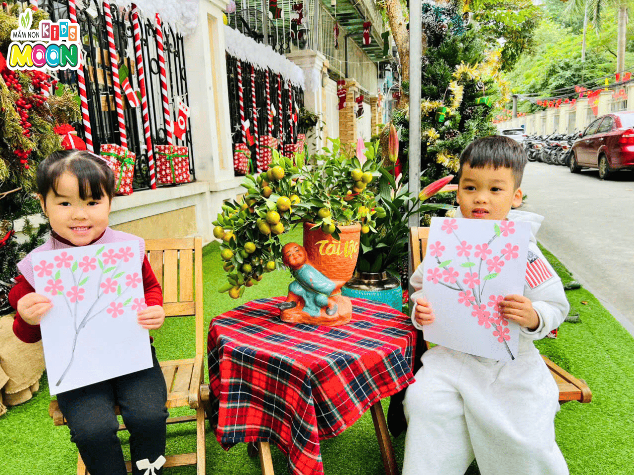 TIẾT HỌC TẠO HÌNH “HOA ĐÀO” – ĐÔI TAY NHỎ, MÙA XUÂN TO TIẾT HỌC TẠO HÌNH “HOA ĐÀO” – ĐÔI TAY NHỎ, MÙA XUÂN TO - Mầm Non Kid's Moon