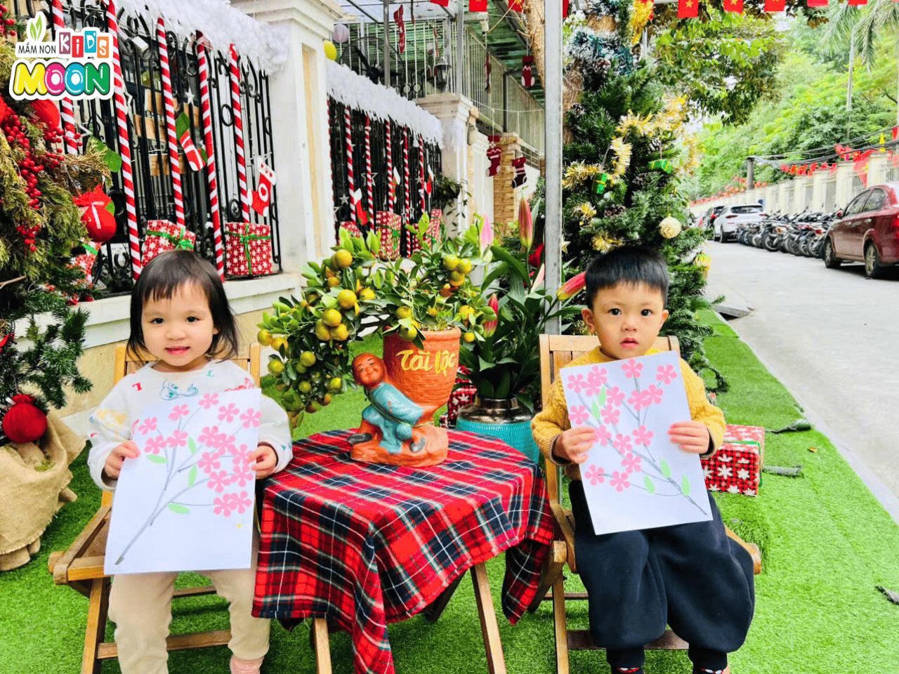 TIẾT HỌC TẠO HÌNH “HOA ĐÀO” – ĐÔI TAY NHỎ, MÙA XUÂN TO TIẾT HỌC TẠO HÌNH “HOA ĐÀO” – ĐÔI TAY NHỎ, MÙA XUÂN TO - Mầm Non Kid's Moon