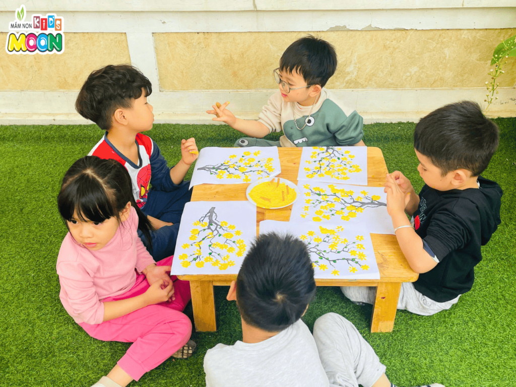 MÙA XUÂN GÕ CỬA QUA NHỮNG BÔNG HOA MAI NHỎ XINH MÙA XUÂN GÕ CỬA QUA NHỮNG BÔNG HOA MAI NHỎ XINH - Mầm Non Kid's Moon