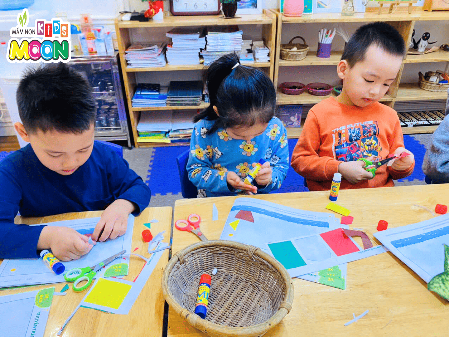 TIẾT TẠO HÌNH: CẮT DÁN THUYỀN BUỒM TIẾT TẠO HÌNH: CẮT DÁN THUYỀN BUỒM - Mầm Non Kid's Moon