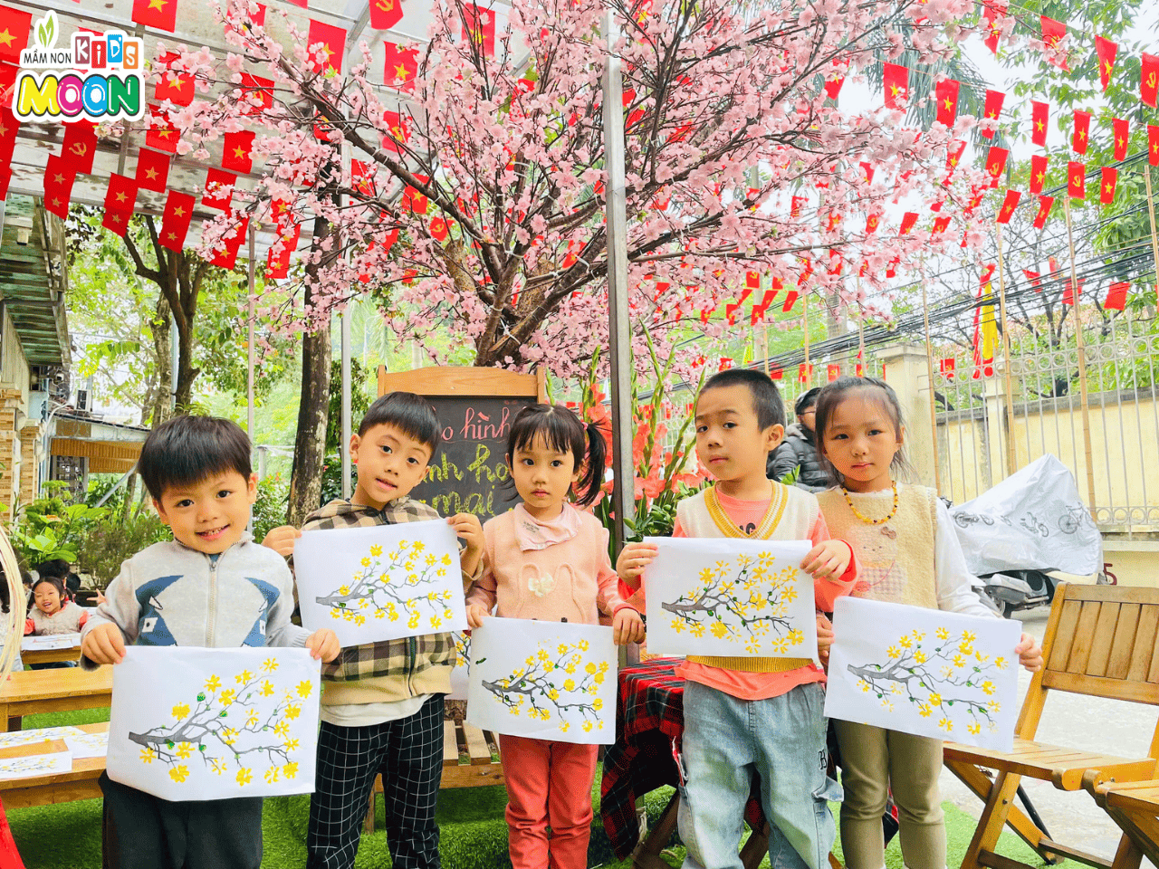 MÙA XUÂN GÕ CỬA QUA NHỮNG BÔNG HOA MAI NHỎ XINH MÙA XUÂN GÕ CỬA QUA NHỮNG BÔNG HOA MAI NHỎ XINH - Mầm Non Kid's Moon