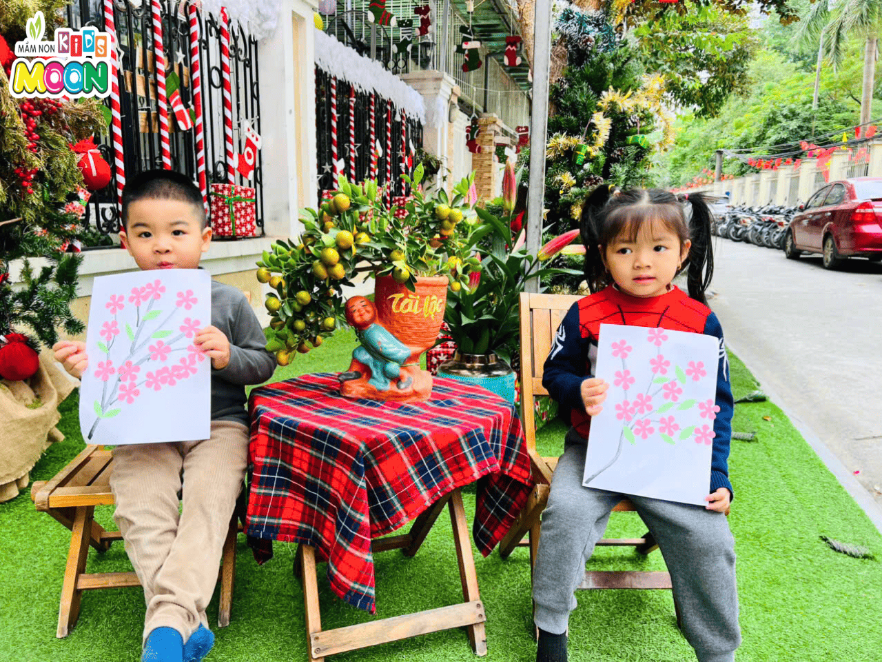 TIẾT HỌC TẠO HÌNH “HOA ĐÀO” – ĐÔI TAY NHỎ, MÙA XUÂN TO TIẾT HỌC TẠO HÌNH “HOA ĐÀO” – ĐÔI TAY NHỎ, MÙA XUÂN TO - Mầm Non Kid's Moon