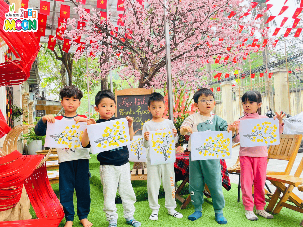 MÙA XUÂN GÕ CỬA QUA NHỮNG BÔNG HOA MAI NHỎ XINH MÙA XUÂN GÕ CỬA QUA NHỮNG BÔNG HOA MAI NHỎ XINH - Mầm Non Kid's Moon