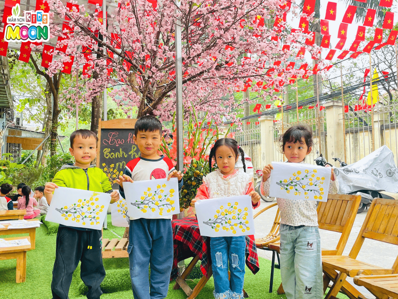 MÙA XUÂN GÕ CỬA QUA NHỮNG BÔNG HOA MAI NHỎ XINH MÙA XUÂN GÕ CỬA QUA NHỮNG BÔNG HOA MAI NHỎ XINH - Mầm Non Kid's Moon