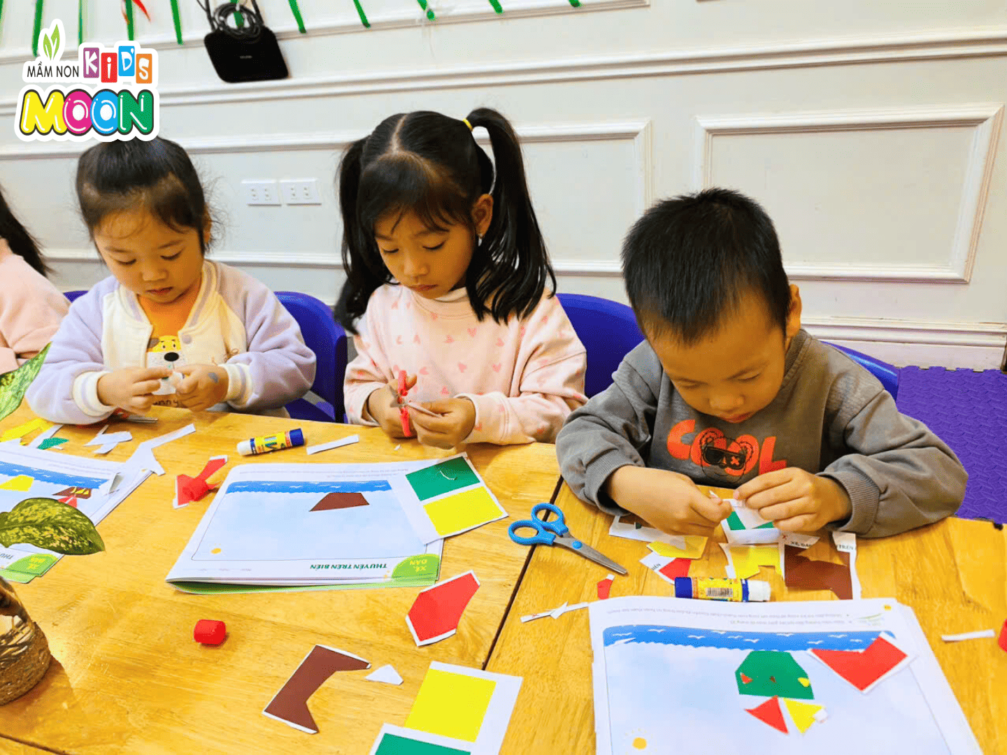 TIẾT TẠO HÌNH: CẮT DÁN THUYỀN BUỒM TIẾT TẠO HÌNH: CẮT DÁN THUYỀN BUỒM - Mầm Non Kid's Moon