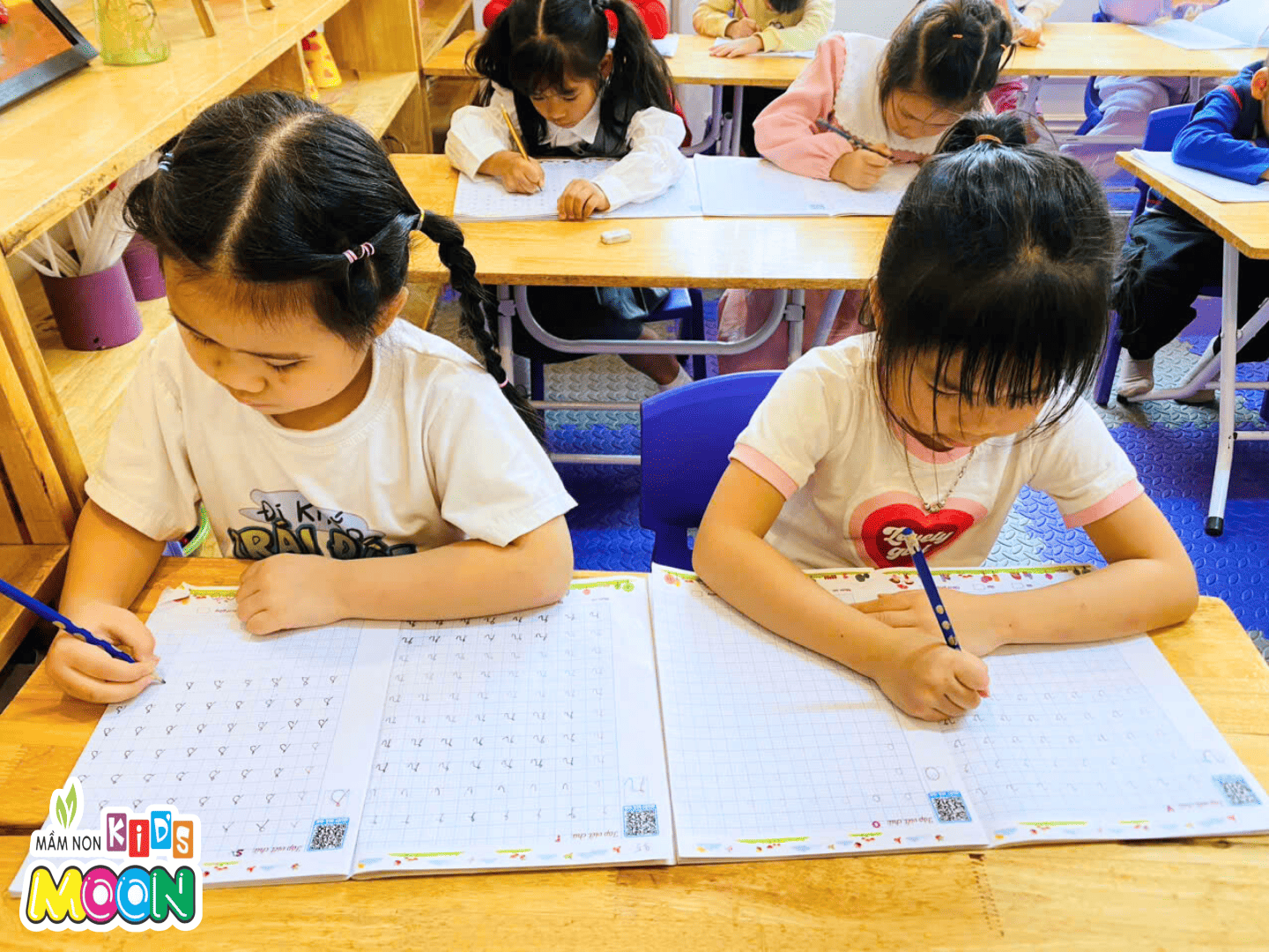 NHỮNG NÉT CHỮ ĐẦU ĐỜI – CHỮ S & CHỮ V NHỮNG NÉT CHỮ ĐẦU ĐỜI – CHỮ S & CHỮ V - Mầm Non Kid's Moon