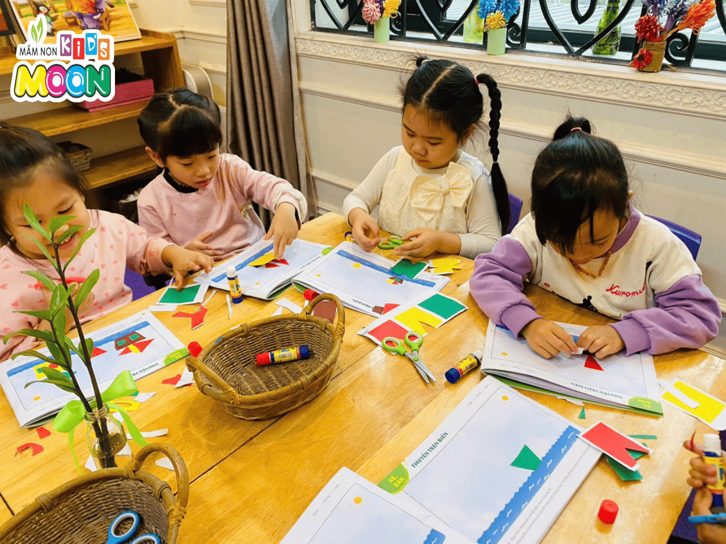 TIẾT TẠO HÌNH: CẮT DÁN THUYỀN BUỒM TIẾT TẠO HÌNH: CẮT DÁN THUYỀN BUỒM - Mầm Non Kid's Moon