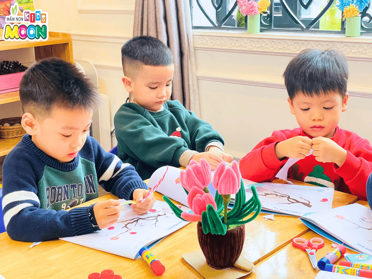 KHI MÙA XUÂN NỞ HOA TRÊN TỪNG ĐÔI TAY NHỎ KHI MÙA XUÂN NỞ HOA TRÊN TỪNG ĐÔI TAY NHỎ - Mầm Non Kid's Moon