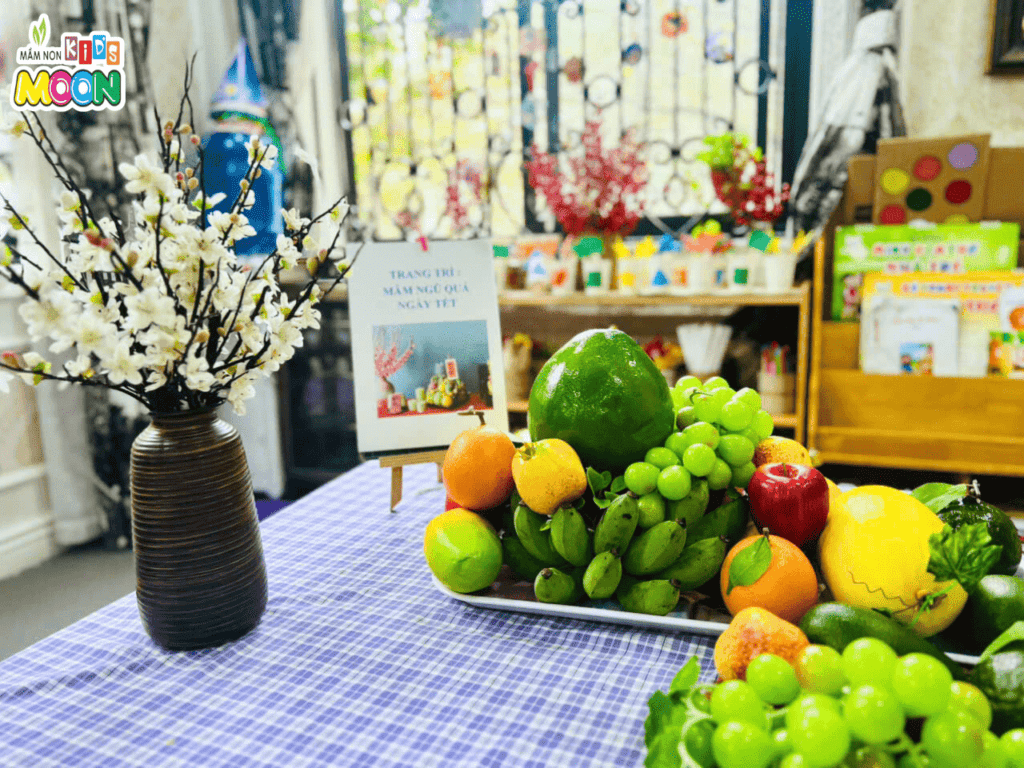 BÉ TRANG TRÍ MÂM NGŨ QUẢ – RỘN RÀNG KHÔNG KHÍ TẾT BÉ TRANG TRÍ MÂM NGŨ QUẢ – RỘN RÀNG KHÔNG KHÍ TẾT - Mầm Non Kid's Moon