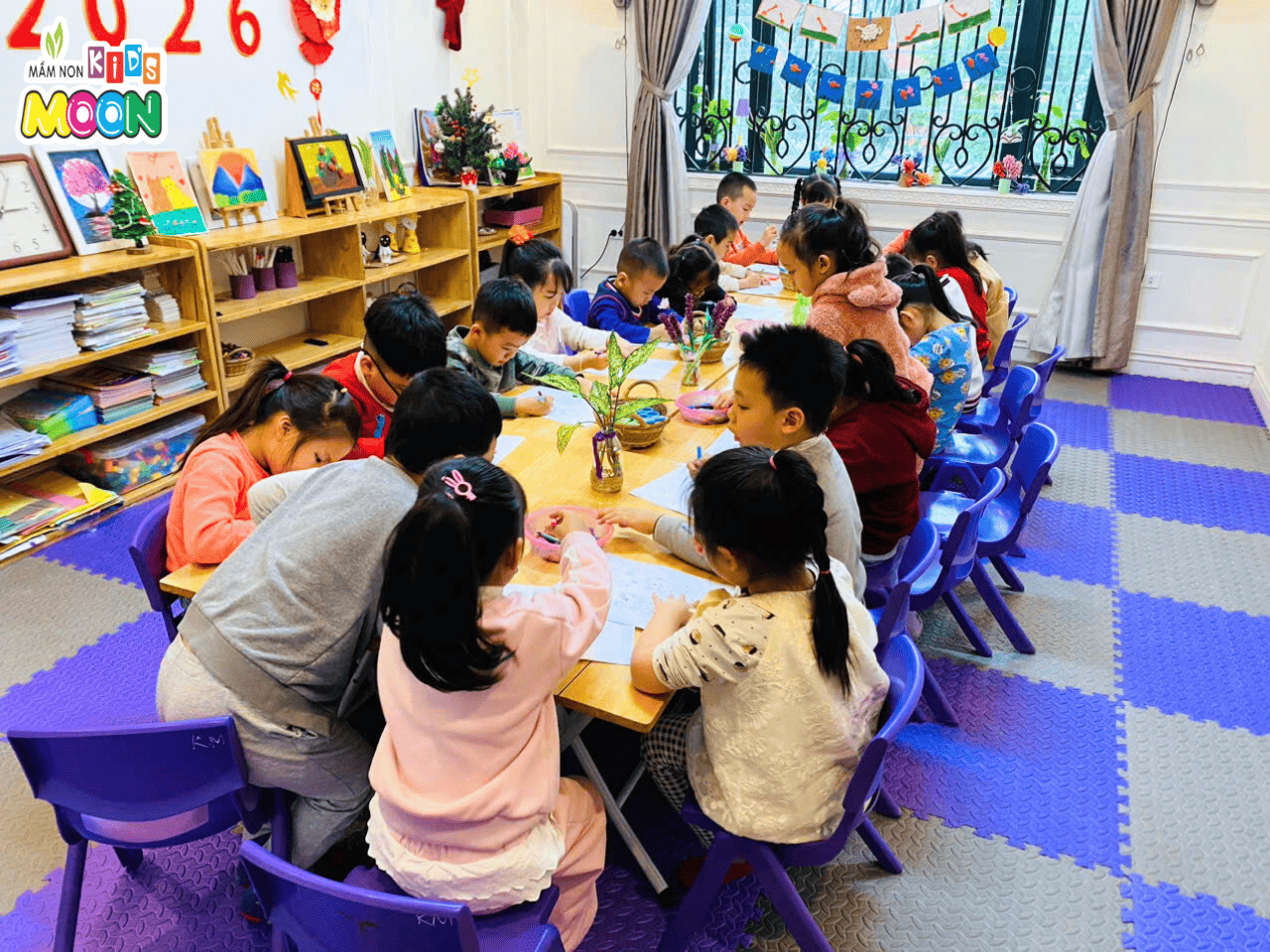 TIẾT HỌC TẠO HÌNH – SẮC XUÂN GỬI TRONG BAO LÌ XÌ NHỎ TIẾT HỌC TẠO HÌNH – SẮC XUÂN GỬI TRONG BAO LÌ XÌ NHỎ - Mầm Non Kid's Moon