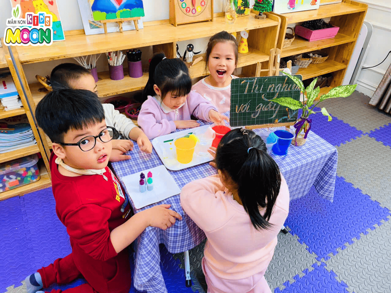 TIẾT THÍ NGHIỆM: SỰ THẤM HÚT CHUYỂN NƯỚC KỲ DIỆU TỪ GIẤY ĂN TIẾT THÍ NGHIỆM: SỰ THẤM HÚT CHUYỂN NƯỚC KỲ DIỆU TỪ GIẤY ĂN - Mầm Non Kid's Moon