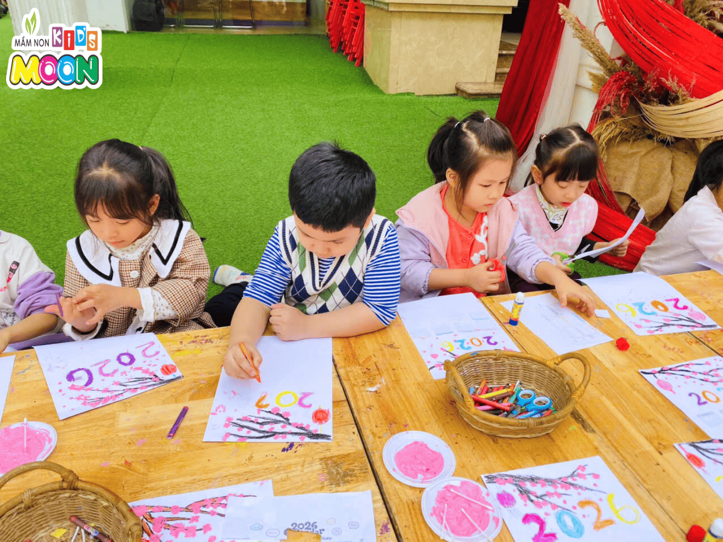 TIẾT TẠO HÌNH: BÉ LÀM LỊCH TẾT XINH XẮN TIẾT TẠO HÌNH: BÉ LÀM LỊCH TẾT XINH XẮN - Mầm Non Kid's Moon