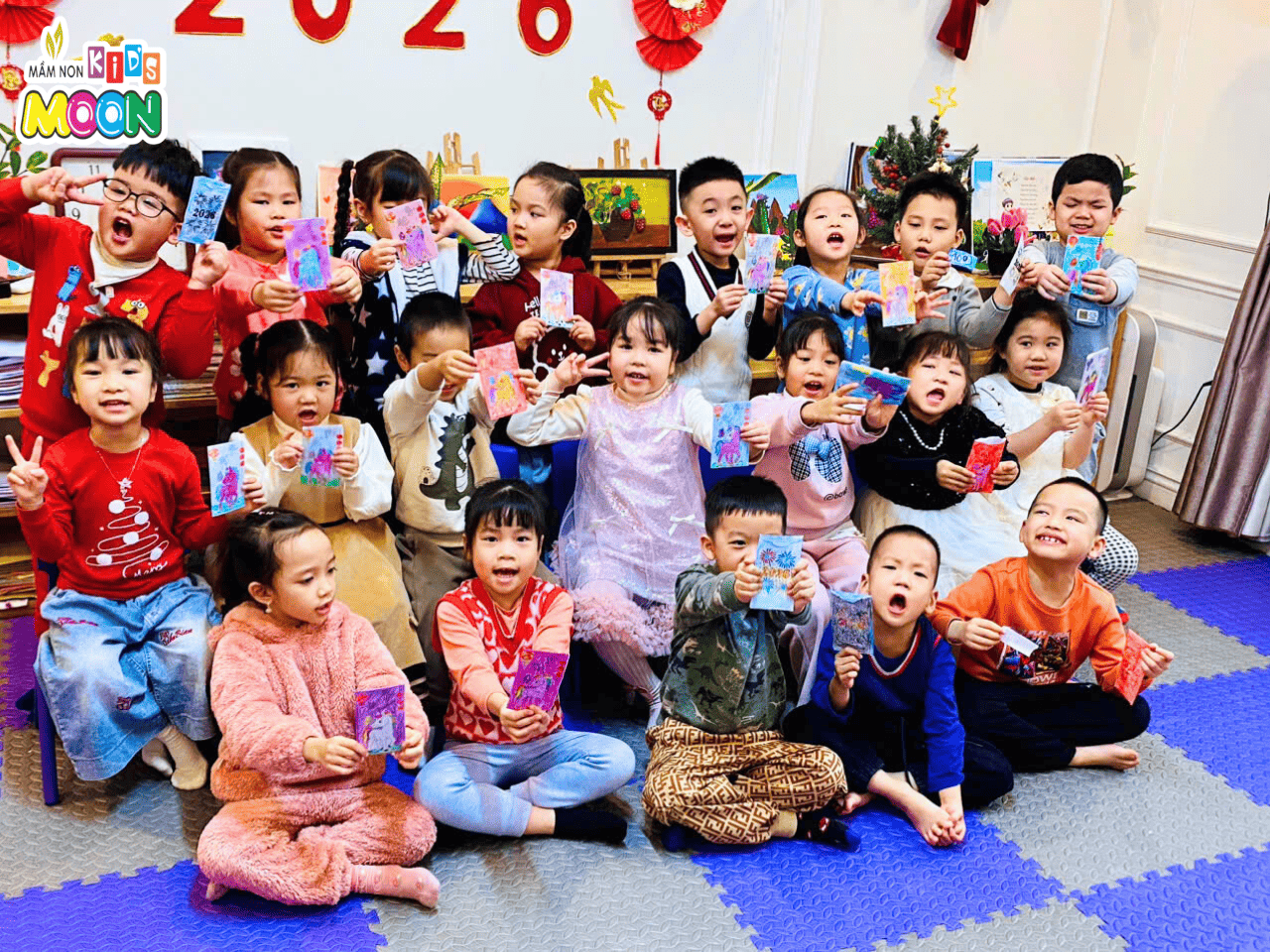 TIẾT HỌC TẠO HÌNH – SẮC XUÂN GỬI TRONG BAO LÌ XÌ NHỎ - Mầm Non Kid's Moon