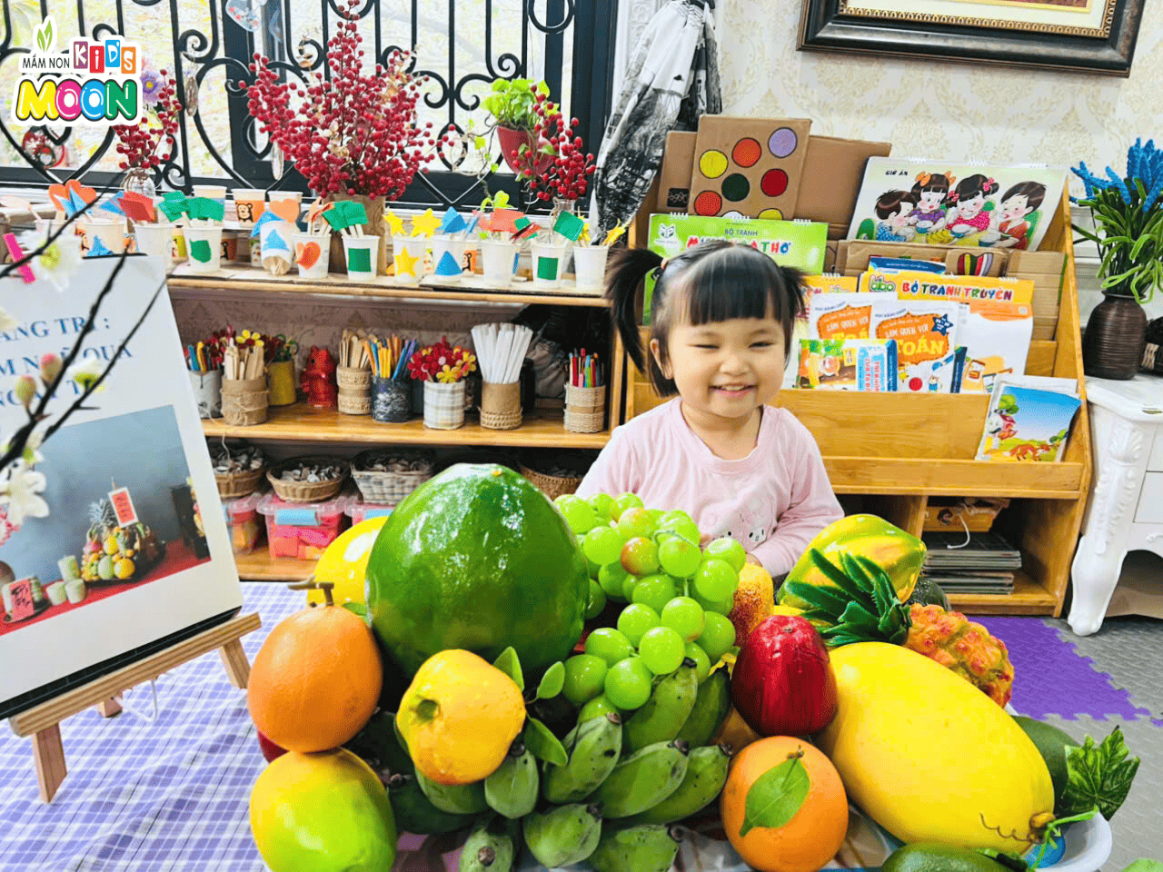 BÉ TRANG TRÍ MÂM NGŨ QUẢ – RỘN RÀNG KHÔNG KHÍ TẾT BÉ TRANG TRÍ MÂM NGŨ QUẢ – RỘN RÀNG KHÔNG KHÍ TẾT - Mầm Non Kid's Moon