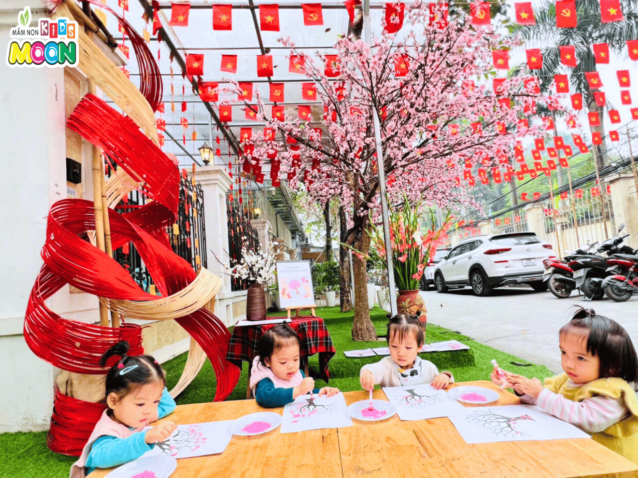 BÉ CHẤM – HOA NỞ – XUÂN VỀ! BÉ CHẤM – HOA NỞ – XUÂN VỀ! - Mầm Non Kid's Moon