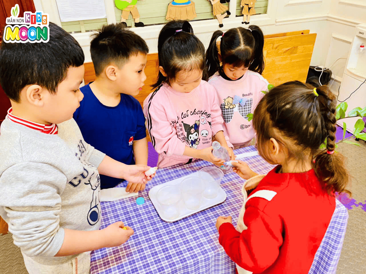 TIẾT THÍ NGHIỆM: SỰ THẤM HÚT CHUYỂN NƯỚC KỲ DIỆU TỪ GIẤY ĂN TIẾT THÍ NGHIỆM: SỰ THẤM HÚT CHUYỂN NƯỚC KỲ DIỆU TỪ GIẤY ĂN - Mầm Non Kid's Moon