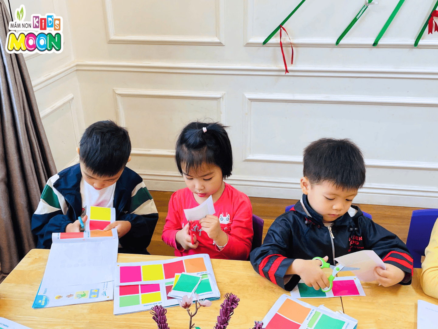 TIẾT HỌC TẠO HÌNH - XÉ DÁN LÁ CÂY ĐẦY MÀU SẮC TIẾT HỌC TẠO HÌNH - XÉ DÁN LÁ CÂY ĐẦY MÀU SẮC - Mầm Non Kid's Moon