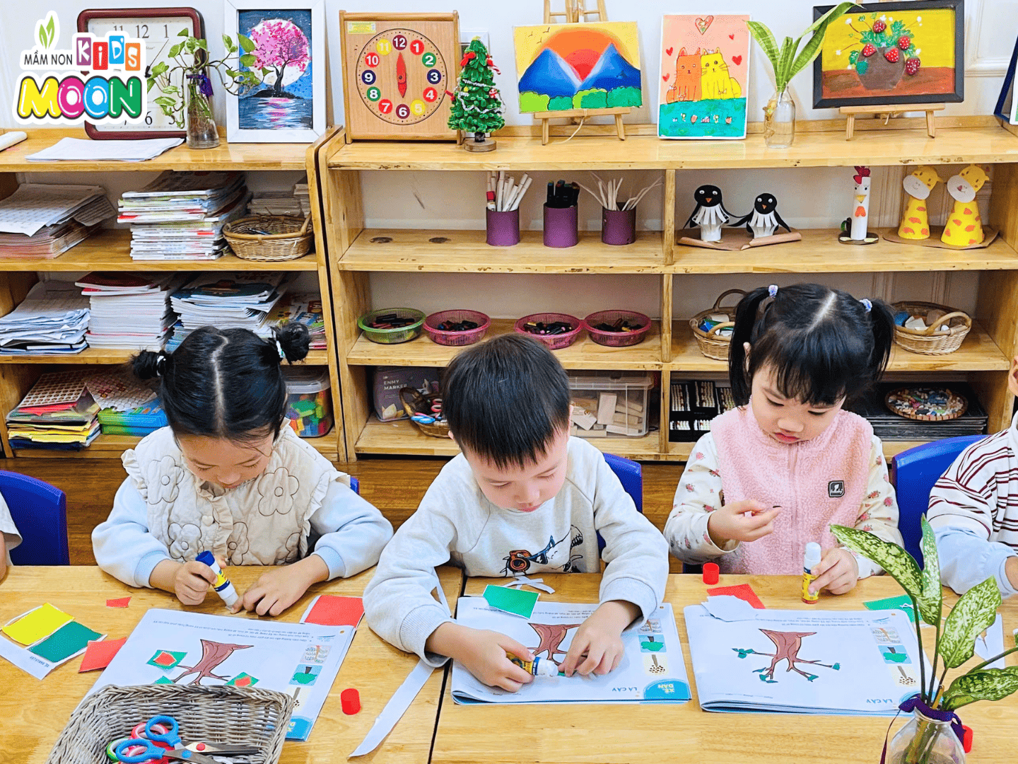 TIẾT HỌC TẠO HÌNH - XÉ DÁN LÁ CÂY ĐẦY MÀU SẮC TIẾT HỌC TẠO HÌNH - XÉ DÁN LÁ CÂY ĐẦY MÀU SẮC - Mầm Non Kid's Moon