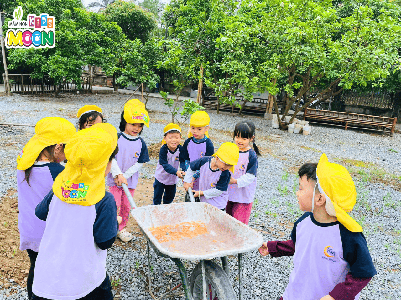 CÁC BẠN NHỎ KID’S MOON KHÁM PHÁ NÔNG TRẠI “VƯỜN NHÀ BÀ” CÁC BẠN NHỎ KID’S MOON KHÁM PHÁ NÔNG TRẠI “VƯỜN NHÀ BÀ” - Mầm Non Kid's Moon