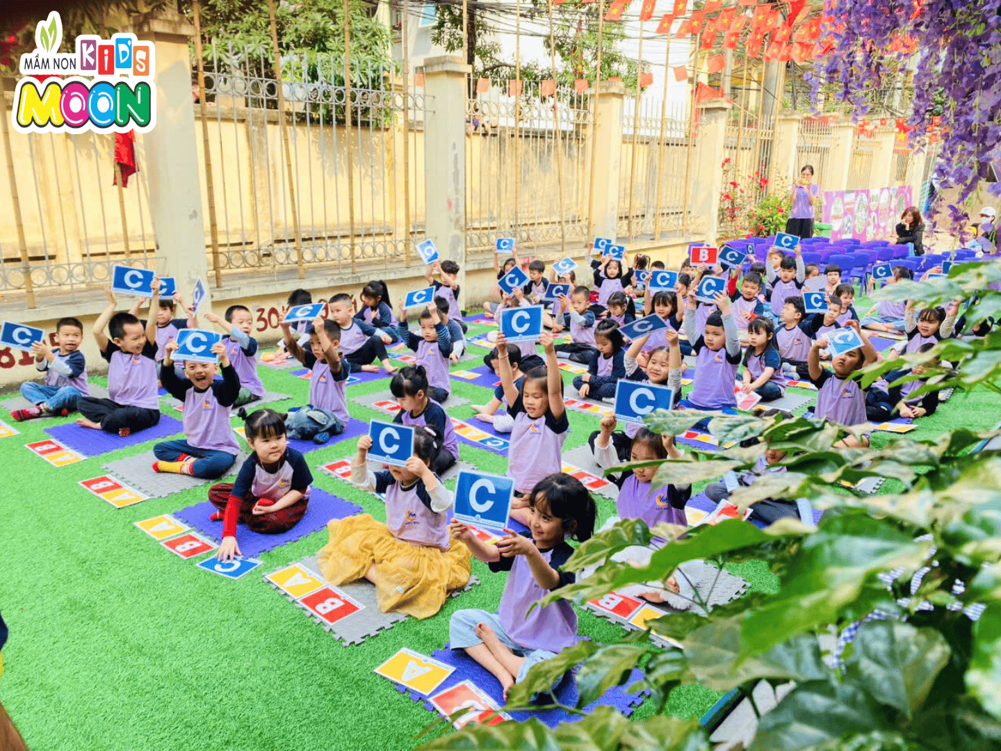 RUNG CHUÔNG VÀNG TIẾNG ANH – SÂN CHƠI BỔ ÍCH TẠI MẦM NON KID’S MOON RUNG CHUÔNG VÀNG TIẾNG ANH – SÂN CHƠI BỔ ÍCH TẠI MẦM NON KID’S MOON - Mầm Non Kid's Moon